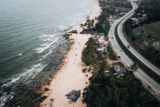 Route littorale longeant la mer sur la cote sous-le-vent de Basse-Terre