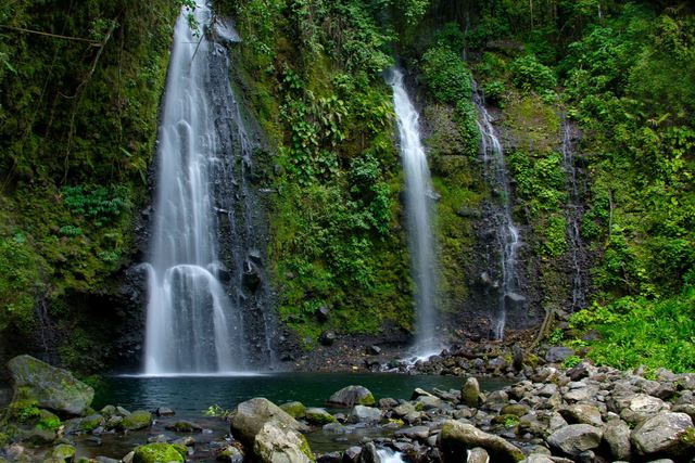La cascade aux Écrevisses, une chute d'eau au bord de la route de la Traversée La cascade aux Écrevisses, une chute d'eau au bord de la route de la Traversée