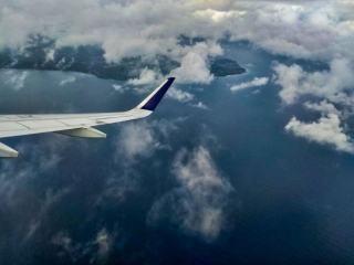 Vue de la mer des Caraïbes depuis le hublot d'un avion de ligne