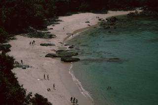 Plage de Malendure Bouillante : sable noir et snorkeling